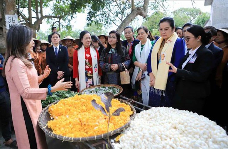 Phu nhân Thủ tướng Việt Nam và Phu nhân Thủ tướng Lào thăm, tặng quà Làng trẻ em SOS Thái Bình- Ảnh 4.