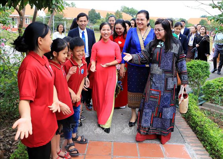 Phu nhân Thủ tướng Việt Nam và Phu nhân Thủ tướng Lào thăm, tặng quà Làng trẻ em SOS Thái Bình- Ảnh 1.