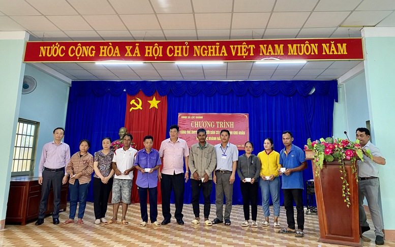 Trao tặng hơn 106.000 sổ BHXH, thẻ BHYT cho người dân khó khăn