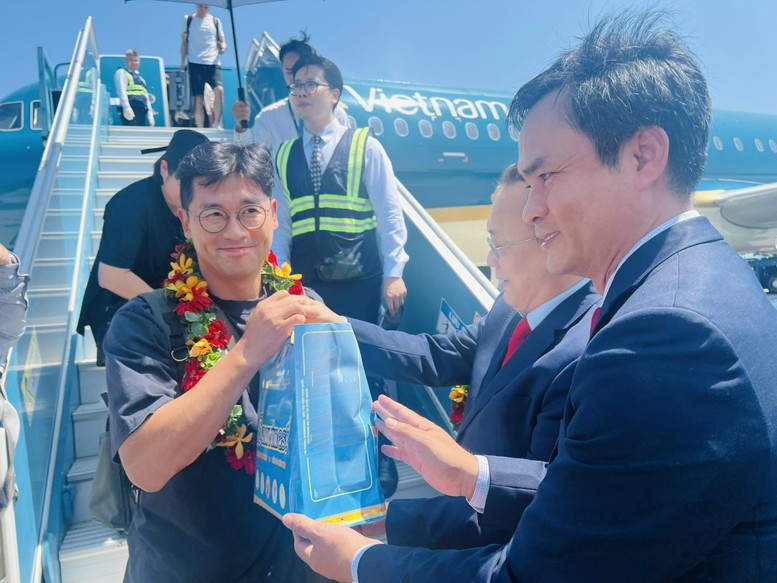 Vietnam Airlines chào đón hành khách thứ 9 triệu đến Khánh Hòa- Ảnh 1.