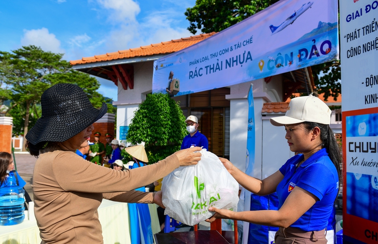 Vietnam Airlines tổ chức 'Ngày hội Côn Đảo Xanh', 
chung tay vì đảo xanh, biển sạch
- Ảnh 2.