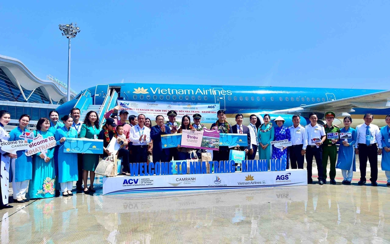 Vietnam Airlines chào đón hành khách thứ 9 triệu đến Khánh Hòa