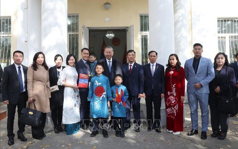 Tổng Bí thư, Chủ tịch nước Tô Lâm thăm Đại sứ quán Việt Nam và gặp gỡ cộng đồng người Việt tại Mông Cổ