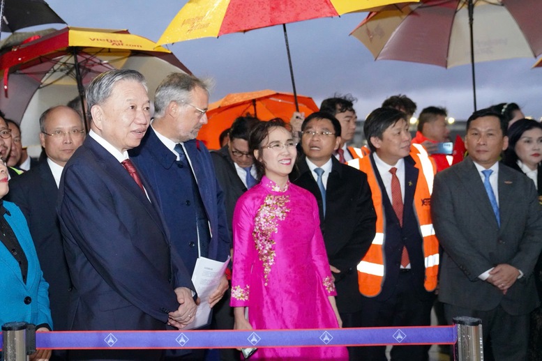 Tàu bay Vietjet mang hình ảnh mừng quan hệ Việt Nam – Pháp đã về tới TPHCM

- Ảnh 2.