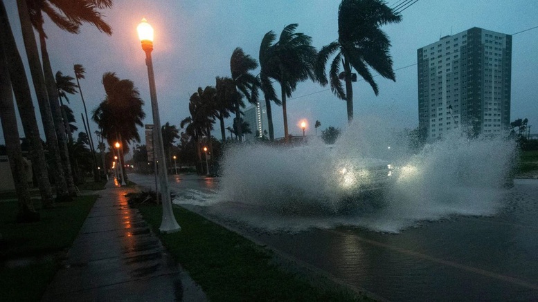 HÌNH ẢNH siêu bão Milton đổ bộ vào bang Florida, Mỹ- Ảnh 2.