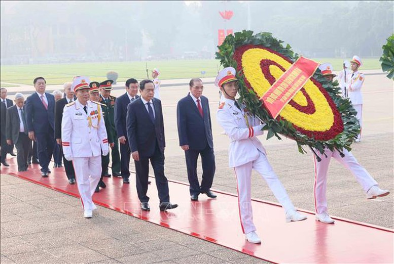 Lãnh đạo Đảng, Nhà nước vào Lăng viếng Chủ tịch Hồ Chí Minh- Ảnh 1.