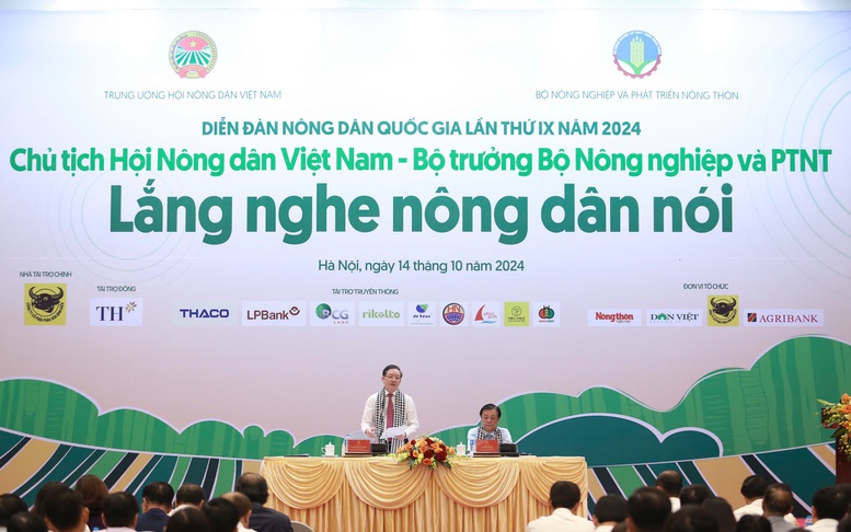 Lắng nghe chia sẻ của nông dân