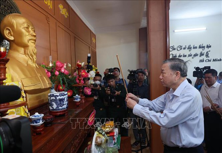 Tổng Bí thư, Chủ tịch nước Tô Lâm thăm, làm việc tại huyện đảo Cồn Cỏ (Quảng Trị)- Ảnh 5.