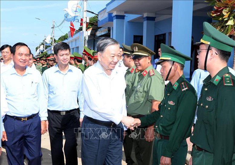 Tổng Bí thư, Chủ tịch nước Tô Lâm thăm, làm việc tại huyện đảo Cồn Cỏ (Quảng Trị)- Ảnh 2.