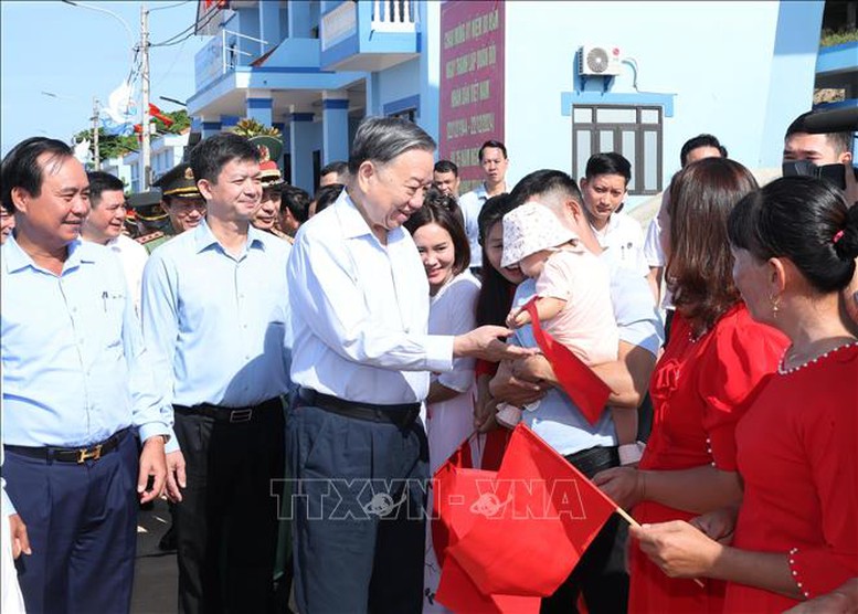 Tổng Bí thư, Chủ tịch nước Tô Lâm thăm, làm việc tại huyện đảo Cồn Cỏ (Quảng Trị)- Ảnh 3.