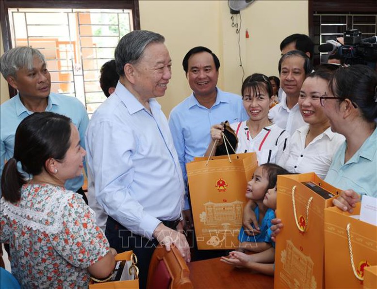 Tổng Bí thư, Chủ tịch nước Tô Lâm thăm, làm việc tại huyện đảo Cồn Cỏ (Quảng Trị)- Ảnh 4.