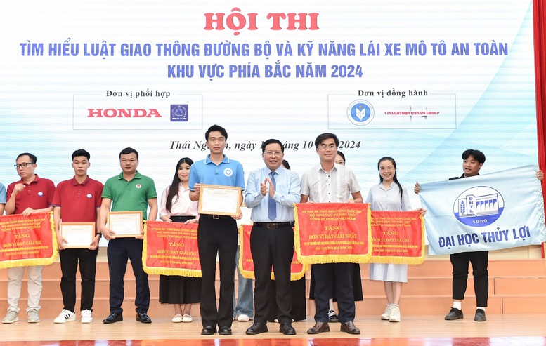 Nâng cao ý thức chấp hành luật và kỹ năng điều khiển mô tô an toàn cho học sinh, sinh viên- Ảnh 1.