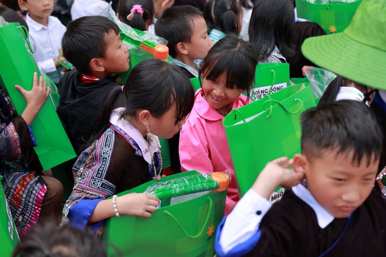 Nestle' MILO trao tặng máy tính cho các trường tiểu học vùng cao- Ảnh 2.