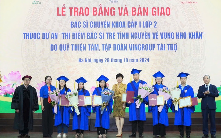 Trao bằng và bàn giao 42 bác sĩ trẻ tình nguyện công tác tại 26 huyện khó khăn
