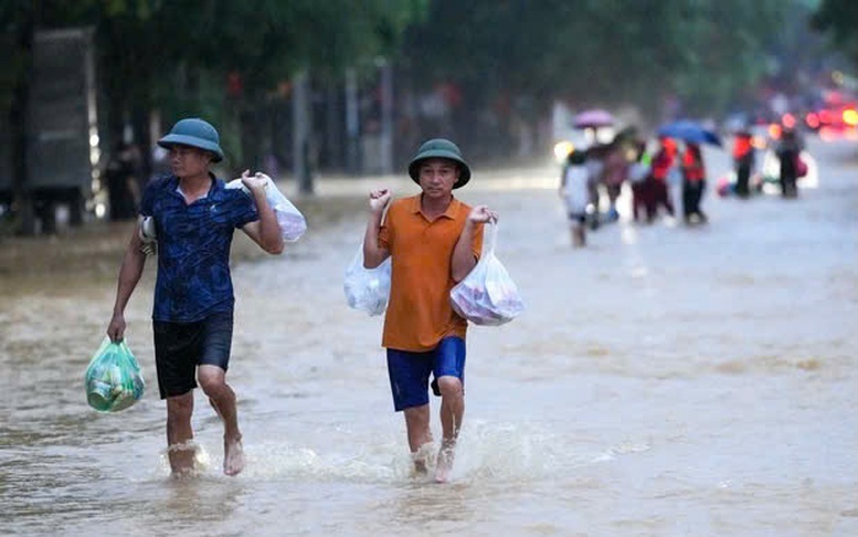 Kiểm soát chất lượng thực phẩm hỗ trợ người dân vùng ngập lụt