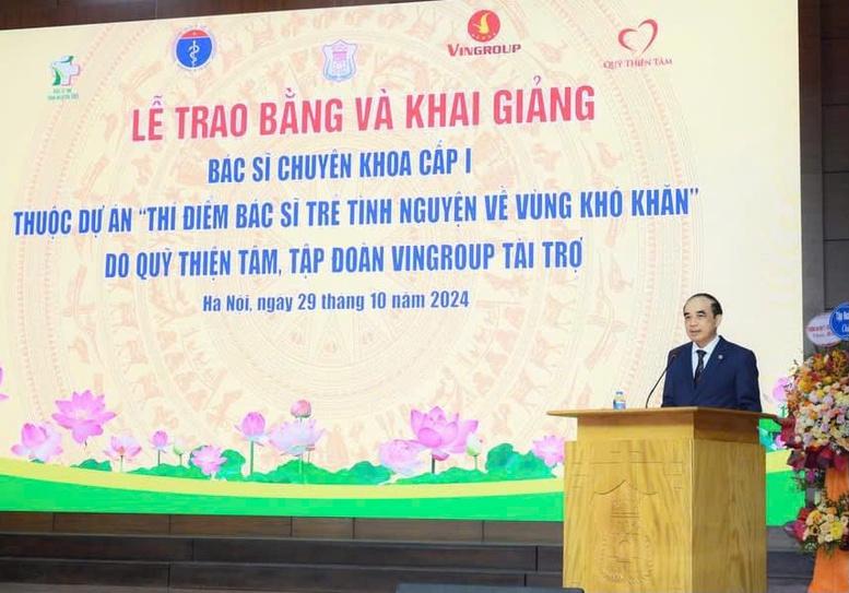 Trao bằng và bàn giao 42 bác sĩ trẻ tình nguyện công tác tại 26 huyện khó khăn- Ảnh 1.