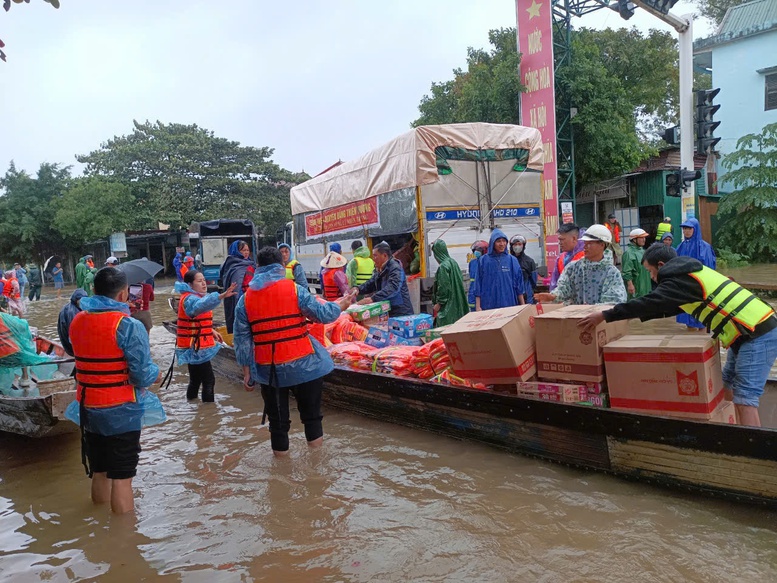 Quảng Bình huy động tàu cá chuyển hàng cứu trợ vào vùng ‘rốn lũ’- Ảnh 2.