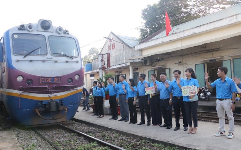 Hàng nghìn vé tàu, vé máy bay miễn phí cho người lao động về quê đón Tết Ất Tỵ