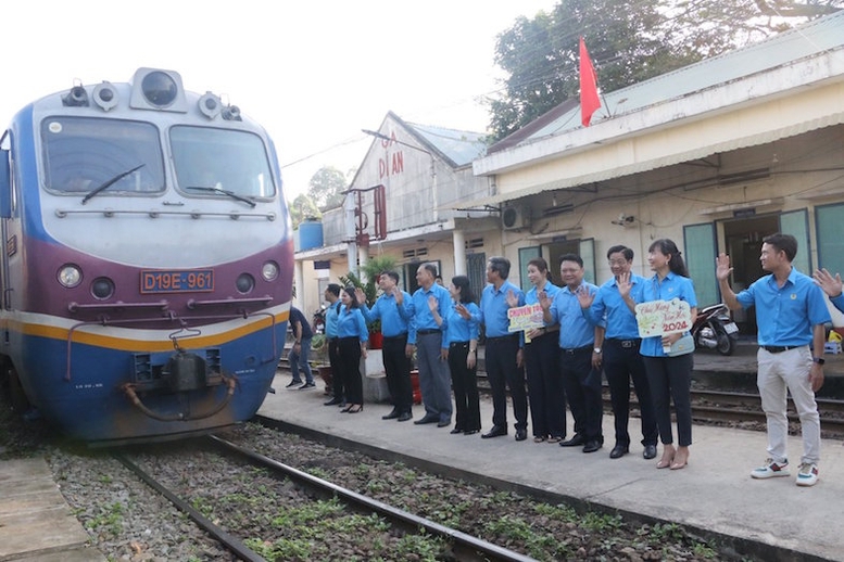 Hàng nghìn vé tàu, vé máy bay miễn phí cho người lao động về quê đón Tết Ất Tỵ