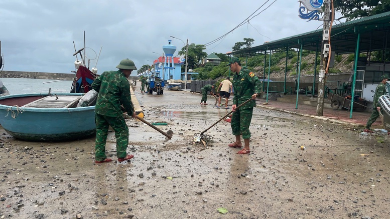 Quảng Trị huy động lực lượng dọn bùn đất, vệ sinh môi trường sau mưa lũ- Ảnh 10.