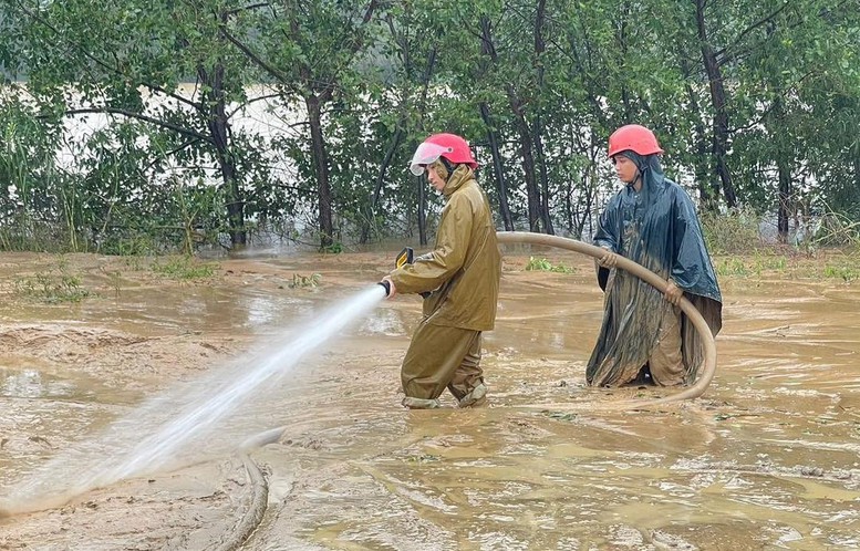 Quảng Trị huy động lực lượng dọn bùn đất, vệ sinh môi trường sau mưa lũ