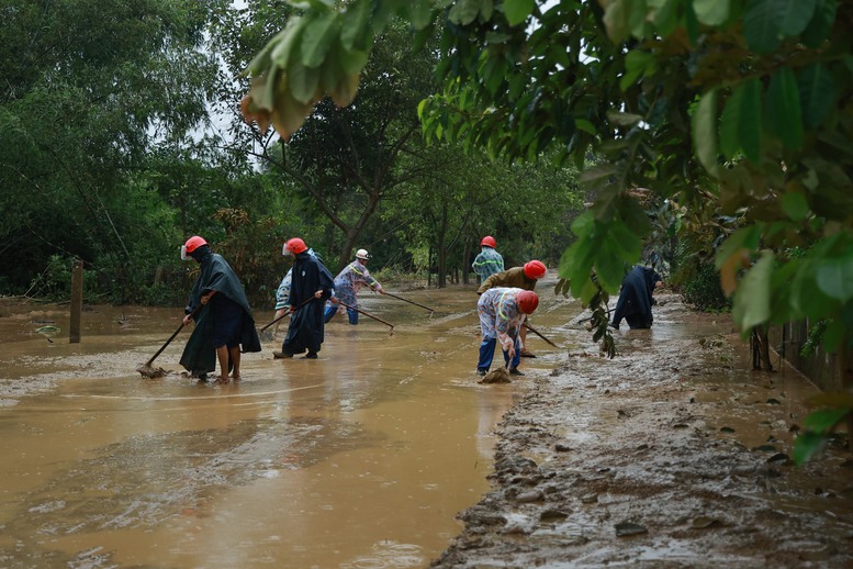 Quảng Trị huy động lực lượng dọn bùn đất, vệ sinh môi trường sau mưa lũ- Ảnh 3.