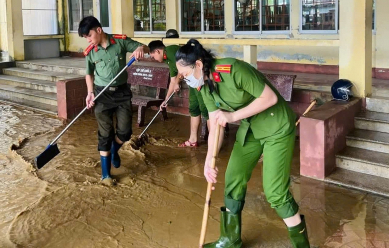 Quảng Trị huy động lực lượng dọn bùn đất, vệ sinh môi trường sau mưa lũ- Ảnh 7.