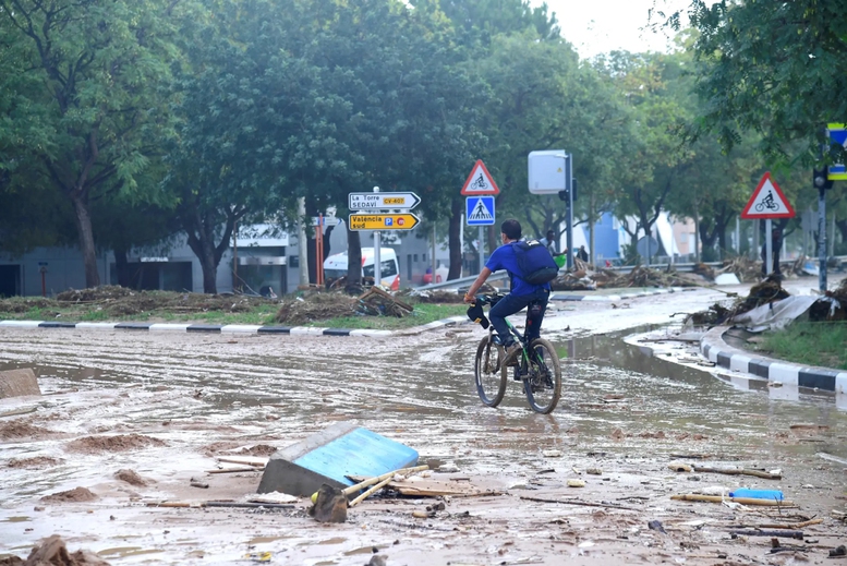 HÌNH ẢNH Tây Ban Nha ứng phó lũ quét nghiêm trọng nhất trong 3 thập kỷ- Ảnh 2.