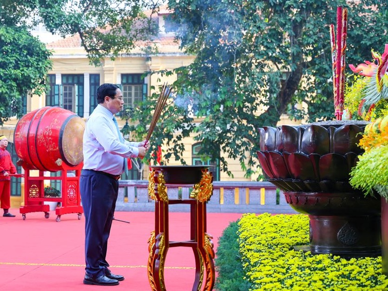 Đoàn đại biểu Đảng, Nhà nước, Mặt trận Tổ quốc Việt Nam, thành phố Hà Nội do Thủ tướng Phạm Minh Chính dẫn đầu thực hiện nghi lễ dâng hương tại Tượng đài vua Lý Thái Tổ, tưởng nhớ công lao các bậc tiền nhân đã có những đóng góp to lớn đối với đất nước và Thủ đô Hà Nội - Ảnh: VGP/Nhật Bắc