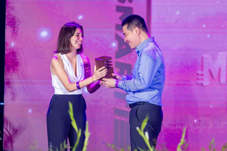 Vietnam Airlines nhận 'cú đúp' giải thưởng tại MMA Smarties 2024
- Ảnh 1. Vietnam Airlines nhận 'cú đúp' giải thưởng tại MMA Smarties 2024
- Ảnh 1.