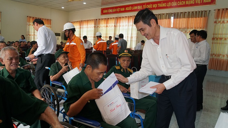 EVNSPC thăm, tặng quà tại Trung tâm điều dưỡng thương binh và người có công Long Đất (Vũng Tàu)- Ảnh 1.