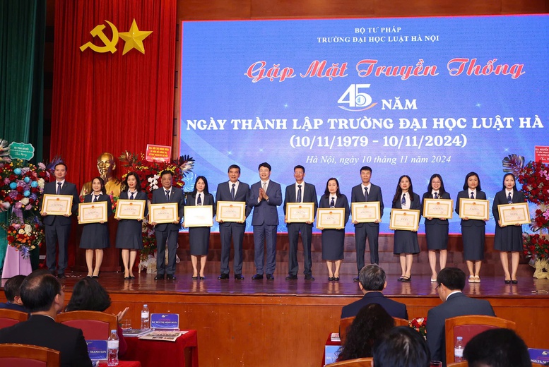 45 năm Đại học Luật Hà Nội: Tiếp tục khẳng định vị thế, vai trò và sứ mệnh trong kỷ nguyên mới- Ảnh 4.