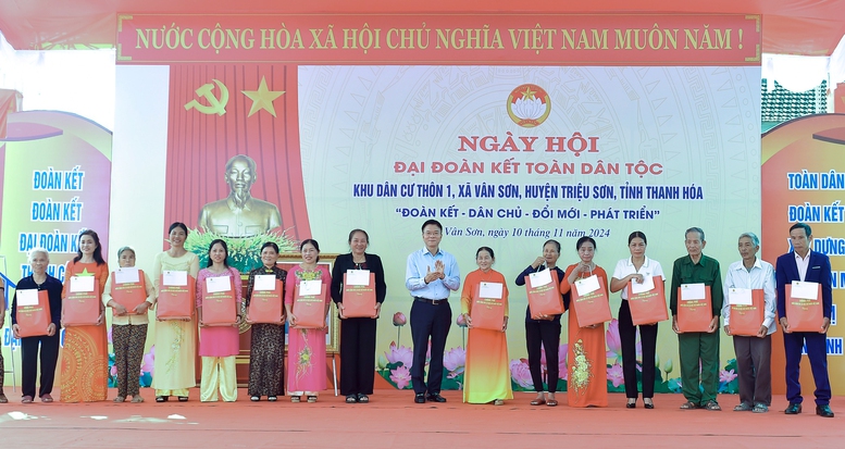 Phó Thủ tướng Lê Thành Long dự Ngày hội Đại đoàn kết toàn dân tộc tại Thanh Hóa- Ảnh 4.