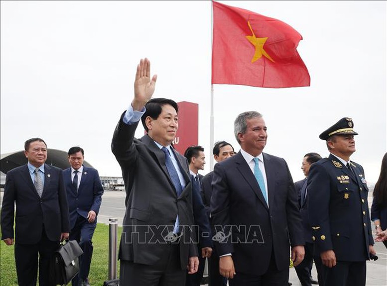 Chủ tịch nước Lương Cường đến Lima, bắt đầu chuyến thăm chính thức Peru và tham dự Tuần lễ Cấp cao APEC- Ảnh 2.