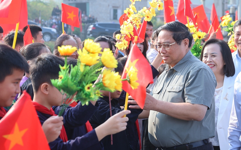 Chùm ảnh: Thủ tướng chung vui Ngày hội Đại đoàn kết cùng đồng bào các dân tộc tỉnh Lạng Sơn