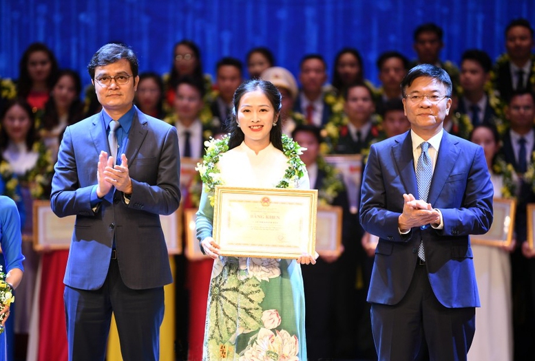 Tuyên dương 99 nhà giáo trẻ tiêu biểu - những ‘hạt nhân’ tiên phong, truyền cảm hứng và động lực cho học sinh, sinh viên- Ảnh 2. Tuyên dương 99 nhà giáo trẻ tiêu biểu - những ‘hạt nhân’ tiên phong, truyền cảm hứng và động lực cho học sinh, sinh viên- Ảnh 2.