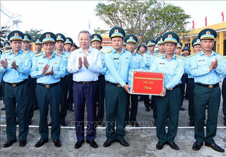 Tổng Bí thư Tô Lâm thăm và làm việc tại huyện đảo Bạch Long Vĩ (Hải Phòng)- Ảnh 7.