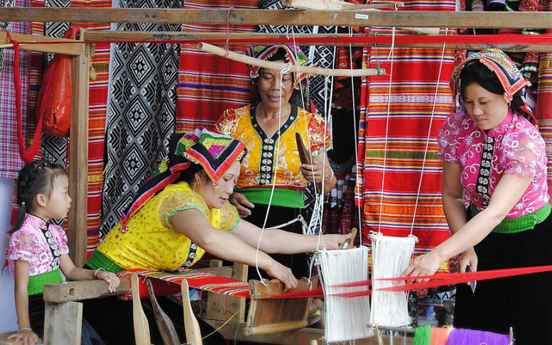 Tạo cơ hội để phụ nữ dân tộc thiểu số tham gia kinh tế, làm chủ chính mình