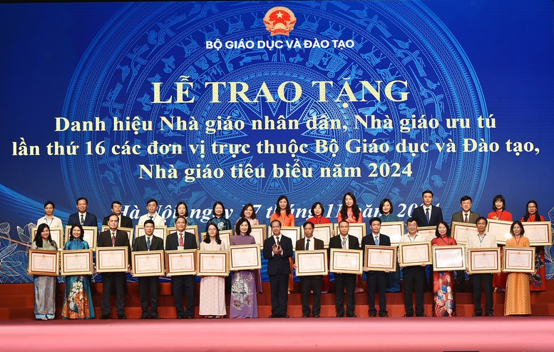Tôn vinh các Nhà giáo Nhân dân, Nhà giáo Ưu tú và Nhà giáo tiêu biểu năm 2024- Ảnh 3. Tôn vinh các Nhà giáo Nhân dân, Nhà giáo Ưu tú và Nhà giáo tiêu biểu năm 2024- Ảnh 3.