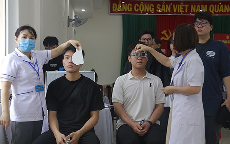 Cách tính điểm thị lực trong khám sức khỏe nghĩa vụ quân sự