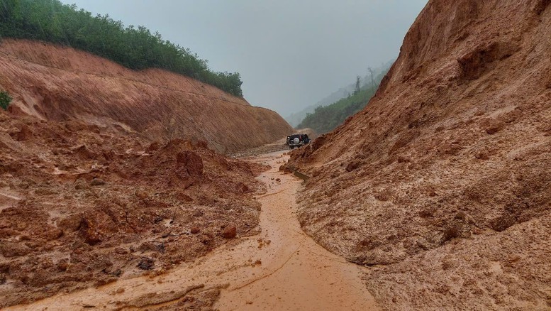 Bình Định: Khắc phục các điểm sạt lở, sớm thông tuyến giao thông tại miền núi- Ảnh 2.