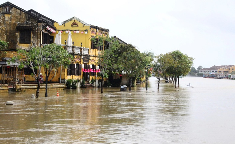 Lực lượng Công an chủ động ứng phó, khắc phục nhanh hậu quả mưa lũ ở Trung Bộ- Ảnh 1.