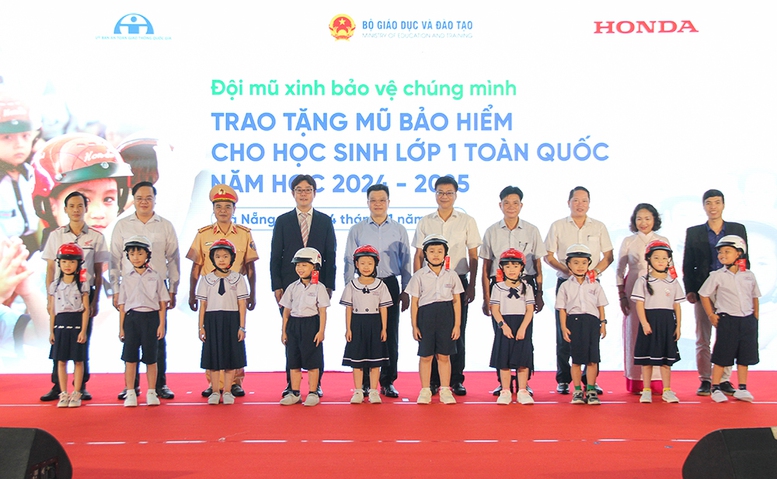 Trao tặng mũ bảo hiểm cho học sinh lớp 1 khu vực miền Trung- Ảnh 1.