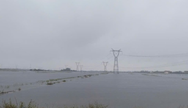 Chủ động ứng phó với mưa lớn kéo dài, bảo bảo an toàn lưới điện truyền tải khu vực miền Trung- Ảnh 1.