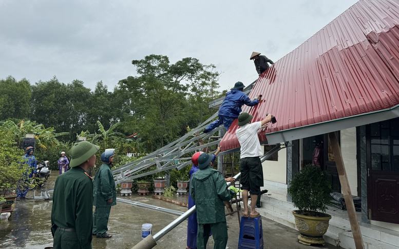 Quảng Trị: Lốc xoáy làm tốc mái nhiều ngôi nhà, gần 2.000 học sinh nghỉ học do ngập