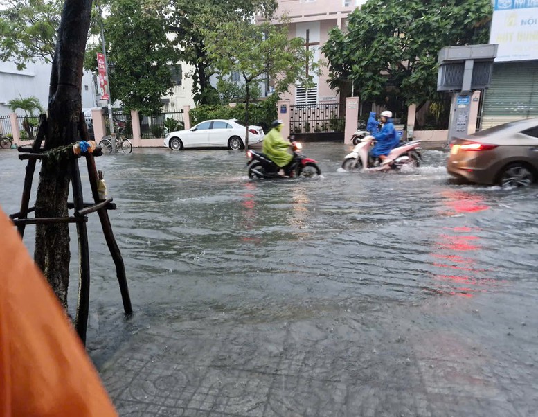 Đà Nẵng mưa lớn gây ngập, học sinh nghỉ học để bảo đảm an toàn- Ảnh 1.