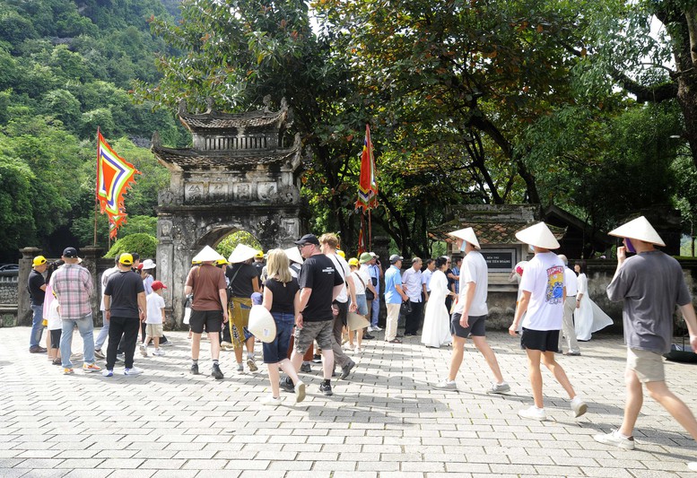 Du lịch Ninh Bình sôi động, tăng trưởng ấn tượng- Ảnh 1.