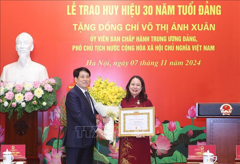 Chủ tịch nước Lương Cường dự lễ trao huy hiệu 30 năm tuổi Đảng cho Phó Chủ tịch nước Võ Thị Ánh Xuân- Ảnh 1.