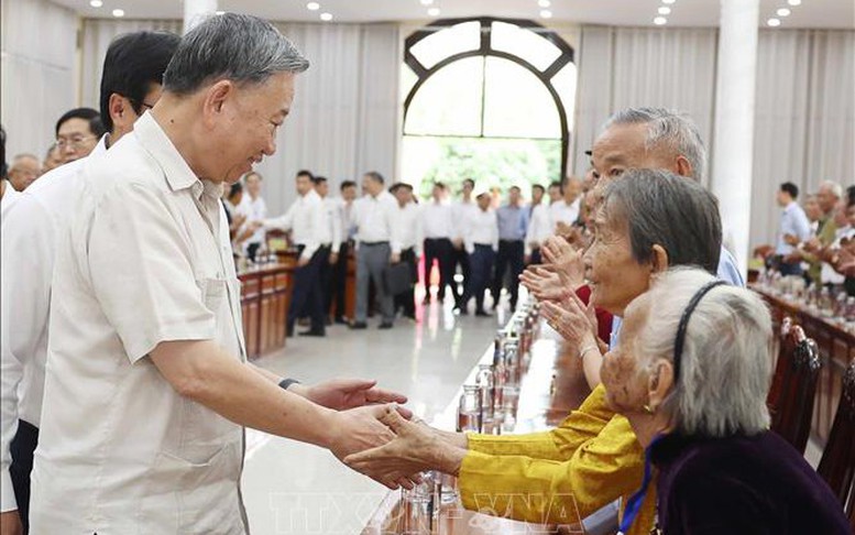 Tổng Bí thư Tô Lâm gặp mặt, tặng quà Mẹ Việt Nam anh hùng, gia đình chính sách và cựu chiến binh lão thành tỉnh Đồng Tháp