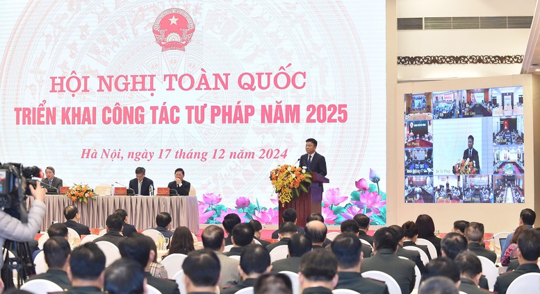 Phó Thủ tướng Lê Thành Long chỉ rõ các nhiệm vụ trọng tâm của Bộ Tư pháp năm 2025- Ảnh 4.